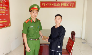 Công an xã Lạng Giang trao trả tài sản bị đánh rơi cho công dân